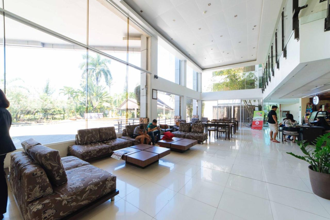 Hotel Reddoorz Premium @ The Ritz Garden Oases Davao Exterior foto