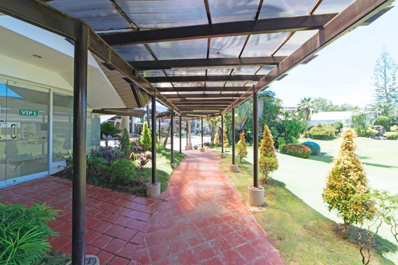 Hotel Reddoorz Premium @ The Ritz Garden Oases Davao Exterior foto
