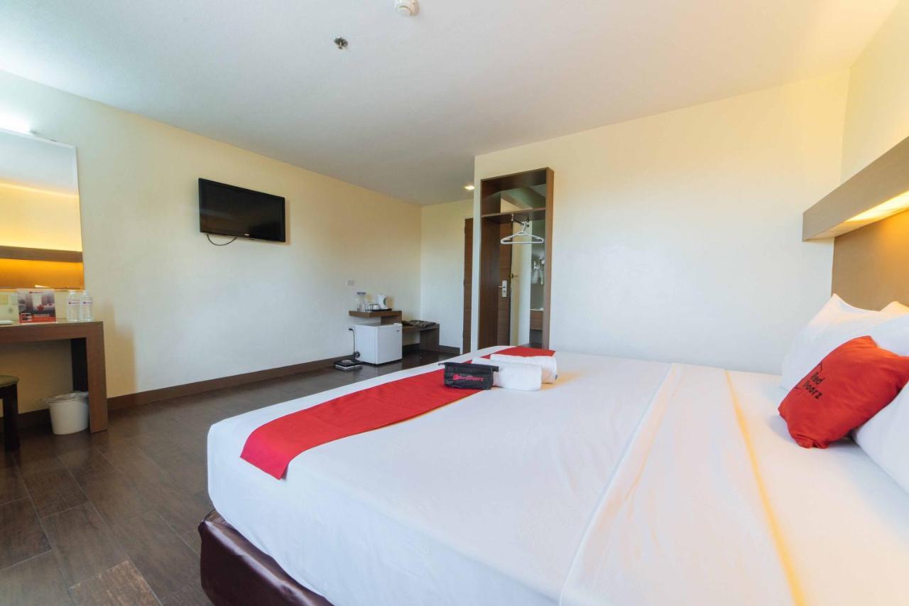 Hotel Reddoorz Premium @ The Ritz Garden Oases Davao Exterior foto