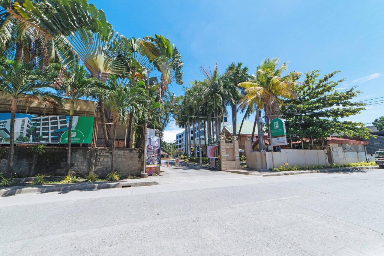 Hotel Reddoorz Premium @ The Ritz Garden Oases Davao Exterior foto
