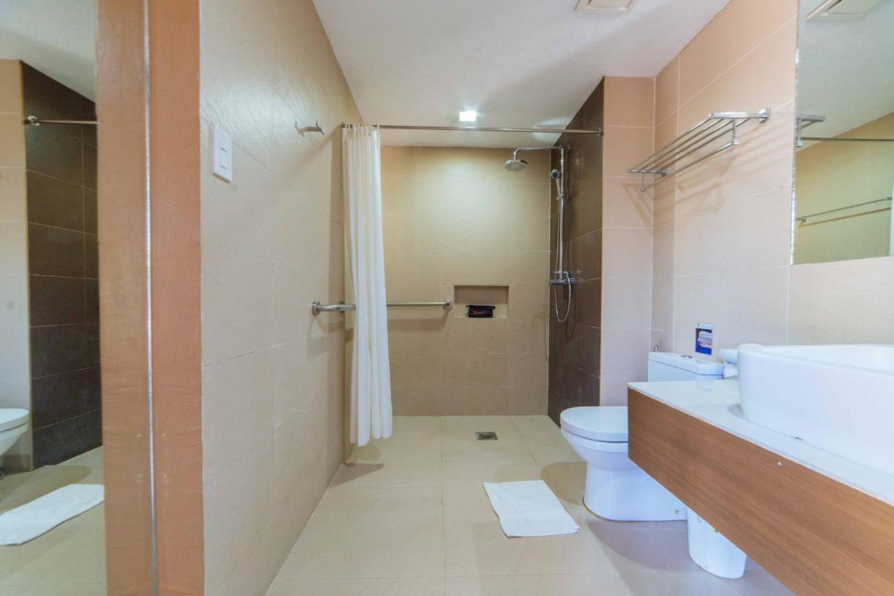 Hotel Reddoorz Premium @ The Ritz Garden Oases Davao Exterior foto