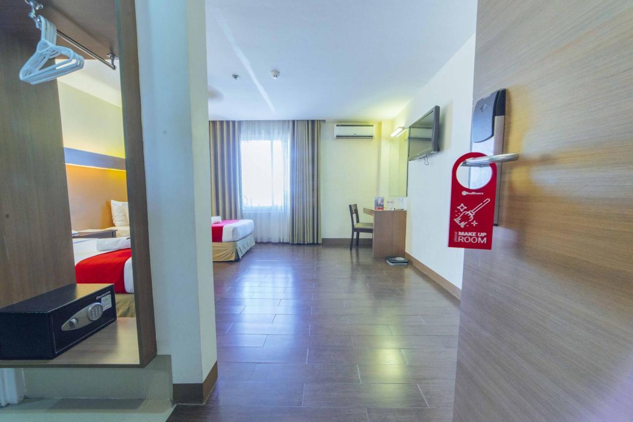 Hotel Reddoorz Premium @ The Ritz Garden Oases Davao Exterior foto
