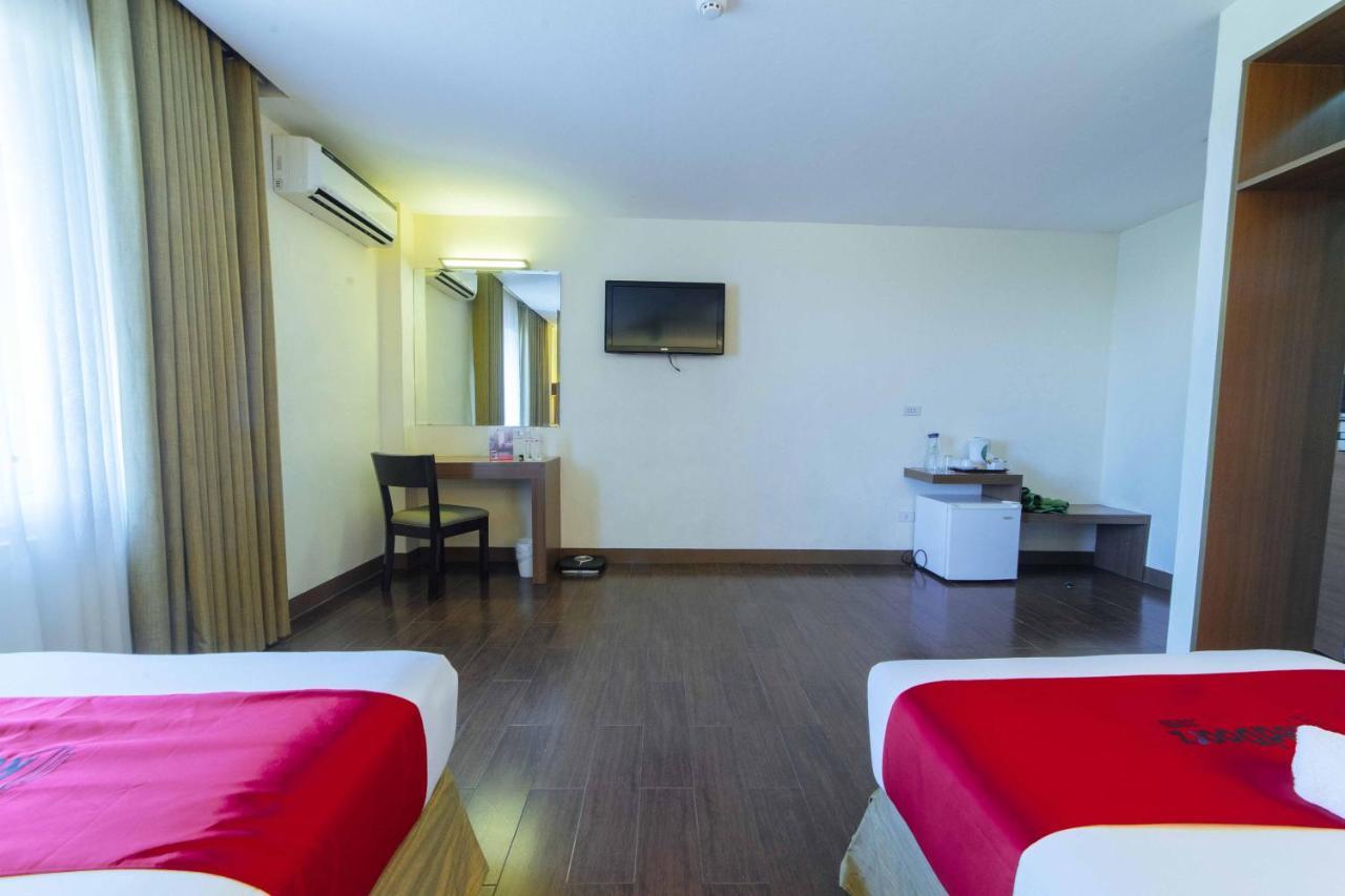 Hotel Reddoorz Premium @ The Ritz Garden Oases Davao Exterior foto