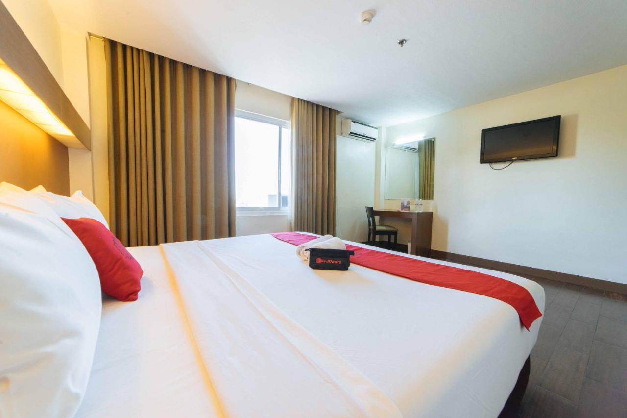 Hotel Reddoorz Premium @ The Ritz Garden Oases Davao Exterior foto