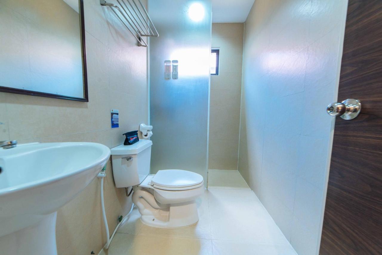 Hotel Reddoorz Premium @ The Ritz Garden Oases Davao Exterior foto