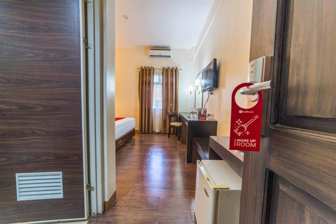 Hotel Reddoorz Premium @ The Ritz Garden Oases Davao Exterior foto
