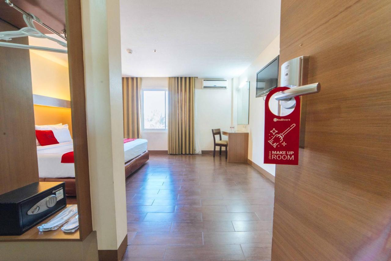 Hotel Reddoorz Premium @ The Ritz Garden Oases Davao Exterior foto